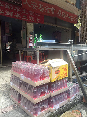 寒士也需受尊重！民眾捐240瓶過期飲品當愛心 人安站長錯愕感嘆