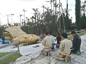 潭美發威 觀音像不敵強風倒地 123萬戶大停電