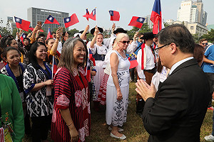 歡慶雙十 20餘外國藝術團隊台南觀禮升旗