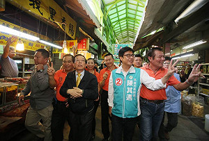 謝長廷陪同陳其邁前往三鳳拜票