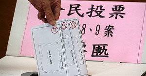 公投之亂？ 投票所出現邊排隊投票邊看開票