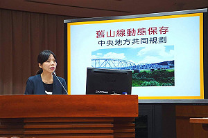 黃智賢說台灣靠中國奶水 洪慈庸：喝台灣奶卻為中國配方奶代言