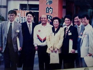 段宜康秀21年前與卓榮泰合照：人的關係變化很大