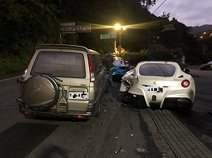 駕駛凌晨追撞3汽車2機車 疑因恍神幸無人傷