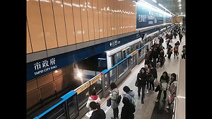 快訊》28歲男子捷運車廂烤刀 10警員出動逮補
