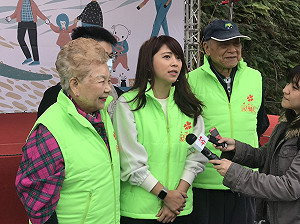 柯爸媽幫陳思宇助選？稱健走剛好遇到