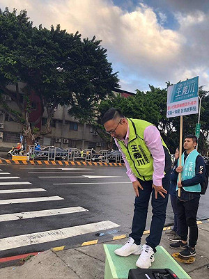 站超直 腰彎得不夠低 走路像機器人 原來阿川跟周董一樣……