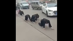 (影) 中國公司迫員工跪地街頭爬行 僅因業績未達標