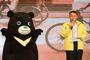 好尷尬！柯P出席獨居老人圍爐 被問為何取消敬老金