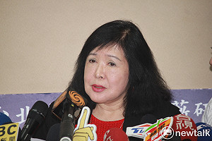 鄭惠中記者會男子作勢攻擊媒體 疑是政黨支持者