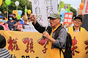 (影)總統府前情緒失控 黎明幼兒園長陳情時自殘