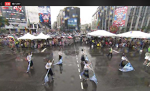 台北燈節最後一天大雨 踩街嘉年遊行照常舉行