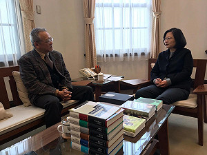 出版社贈書 蔡英文愛書愛到堅持付錢帶回家