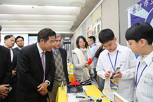 從思考到動手做 學生發明驚豔潘文忠：回去要跟太太分享