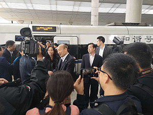 韓國瑜抵廈門 特警荷槍實彈 馬路封閉汽車回堵200米以上