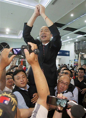 韓國瑜「皇帝抬」惹議 蘇貞昌批「帝王心態」