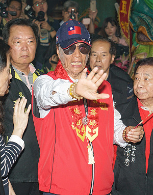 葉柏祥觀點》在白宮戴國旗帽叫尊嚴？郭台銘有種就戴去見習近平！
