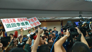 (影)藍委強力杯葛、潑水痛批黑箱　李進勇人事案初審通過