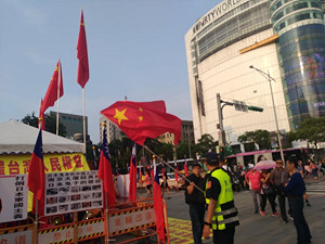 西門町舉五星旗宣揚一國兩制 北市府：依法行政