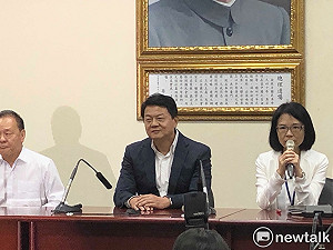 國民黨參選人荒島求生記? 周錫瑋提5人搭郭董飛機 有共識再降落