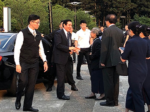 藍綠巨頭現身慈濟浴佛大典 馬王、吳朱未碰頭