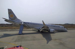 藝高人膽大! 緬甸航空班機故障 機師用後輪、機鼻安全降落