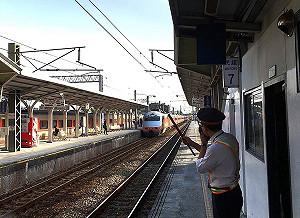 實際行動挺鐵路警察 徐國勇友人率先贈250隻電擊槍