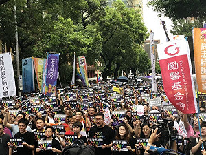同婚拚三讀圖輯》挺同團體聚集3萬5千人 聚集立院周邊道路要求速審過關