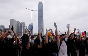 終於報導反送中 中時竟引述港警稱港民「暴徒」
