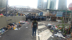 (影) 香港媽媽勇敢挺身！ 向警哭喊 :「不想變成天安門廣場」