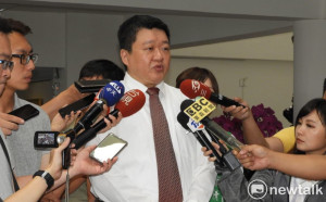 侯友宜大動作攔轎蘇貞昌  綠議員：堂堂400萬人市長令人難堪