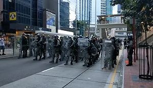 反送中》港民集結深水埗大喊「自由行」！ 港警施放催淚彈驅散