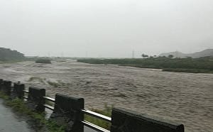 暴雨狂炸國家警報響！屏東春日鄉士文村今天緊急宣布停止上班上課