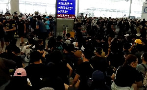 反送中》疑似公安男子香港機場挨打 中媒控無辜遊客遭圍毆