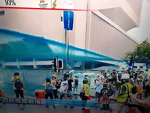 一天射241發催淚彈、出動 「藍液」水砲車 港警稱「暴徒」破壞嚴重
