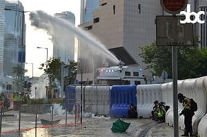 （影）反送中》示威者丟擲汽油彈 警方水炮車、催淚彈強力鎮壓