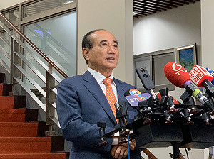 公道伯要「參選到底」自爆與郭台銘有默契