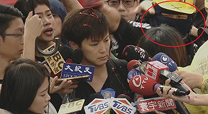何韻詩遊行遭潑漆 主嫌陳友達依法送辦