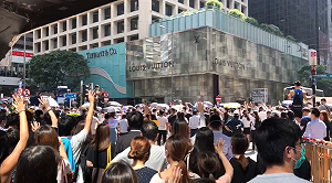 林鄭月娥宣布禁蒙面法後 港民眾在各地戴口罩抗議