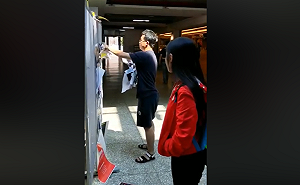 (影) 中國觀光客撕毀台大連儂牆 學生會：將會提告