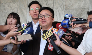 柯文哲質疑王必勝有何貢獻 羅文嘉：我覺得他生病了