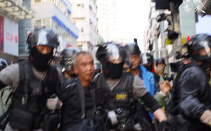 「18區開花」抗禁蒙面法  傳港警無預警施放催淚彈