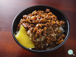 滷肉飯上的黃蘿蔔怎麼那麼黃？拆解國飯經典配料秘密
