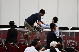 參選議員資格遲未被確認 黃之鋒衝向主席台抗議