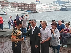 五艘郵輪停靠基隆港效應 老外體驗客家名物直呼：「very interesting！」