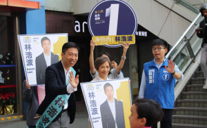 香港區議會投票如期舉行 反送中示威者：光復香港，親身投票！