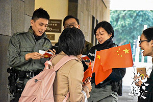 港親中人士「愛國護港」集會 浸大學生記者採訪遭毆