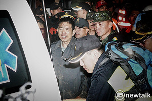 現場直擊》17:30 3黑鷹失事生還者步行抵登山口 1人擔架抬下山