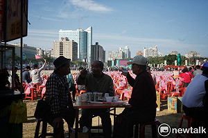 現場直擊》支持者在選舉場吃肉喝酒喊凍蒜 享受民主自由社會的快意生活