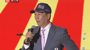 直球對決要蔡政府授權買BNT疫苗 黃暐瀚 : 郭董有3張牌......